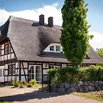Reethus-am-hafen Reetdachhaus Hafenblick Mit Garten Und Blick Aufs Wasser Rankwitz