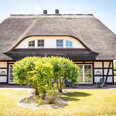 Reethus-am-hafen Reetdachhaus Hafenblick Mit Garten Und Blick Aufs Wasser 朗克维茨