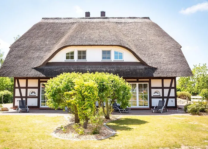 Reethus-am-hafen Reetdachhaus Hafenblick Mit Garten Und Blick Aufs Wasser 朗克维茨